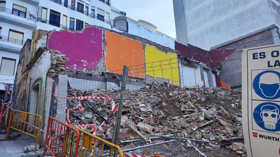  Al fondo, el 7 de Fernández, con los escombros del edificio aledaño en primer plano. 
