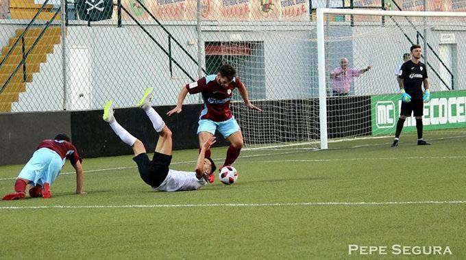 Ismael Maruja, el más entonado de los ceutíes, provocó un penalti (PEPE SEGURA)