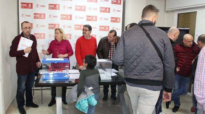 Un momento de las votaciones celebradas esta tarde en la sede del PSOE (C.A.)