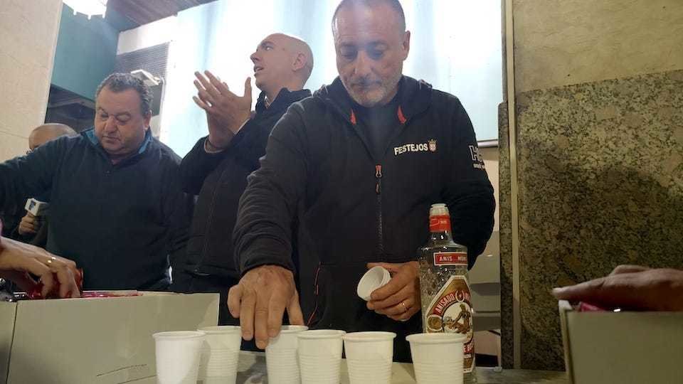  La barra de la polvoroná, llena de vasos para servir anís; con Eduardo Ayala dando palmas 