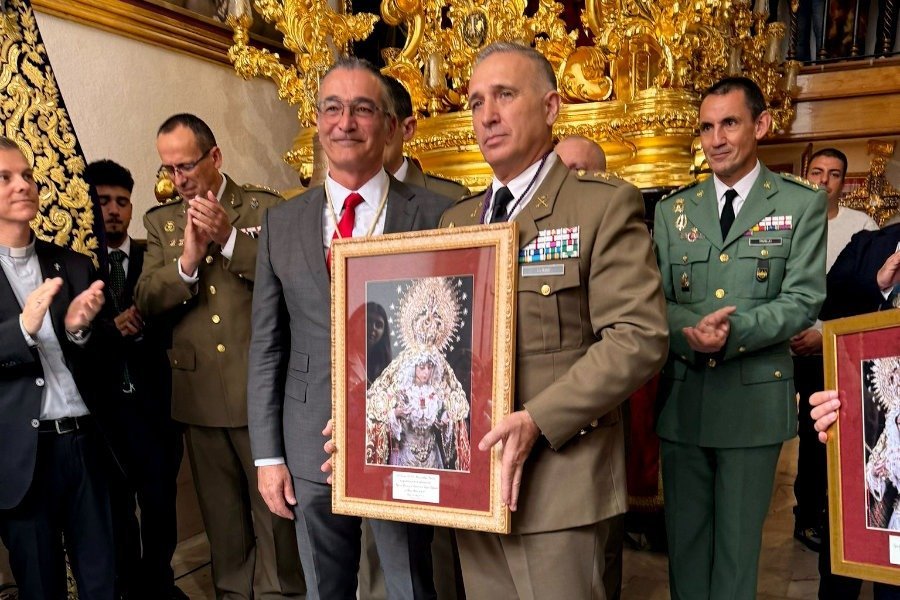  El Comandante General de Ceuta durante el acto de imposición del fajín a María Santísima de la O / Hermandad de la Columna 
