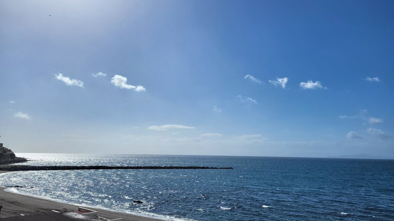 Playa de la Ribera, poniente cielo despejado