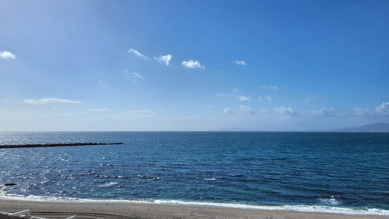 Playa de la Ribera, poniente cielo despejado