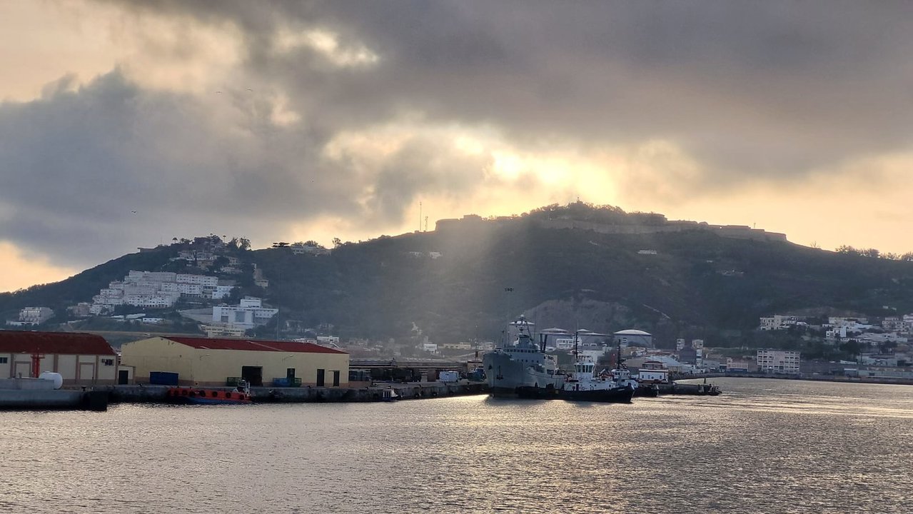 Puerto de Ceuta visto desde el ferry gabarras