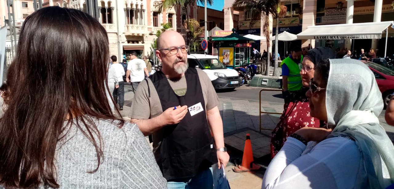 El presidente de Acefep, Basilio García Copín, conversa con un grupo de mujeres (C.A.)