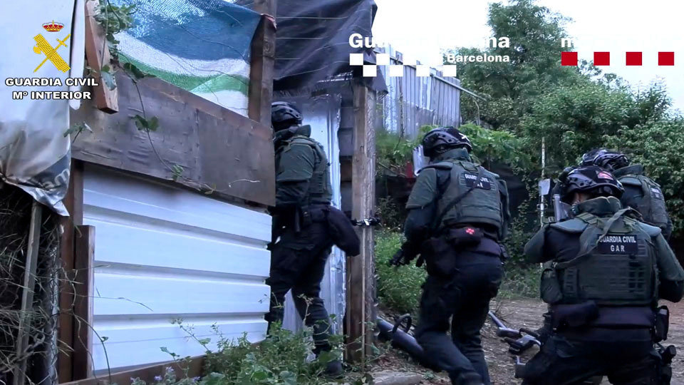 Un momento de la operación policial desplegada por la Guardia Civil y los Mossos (MINISTERIO DEL INTERIOR)