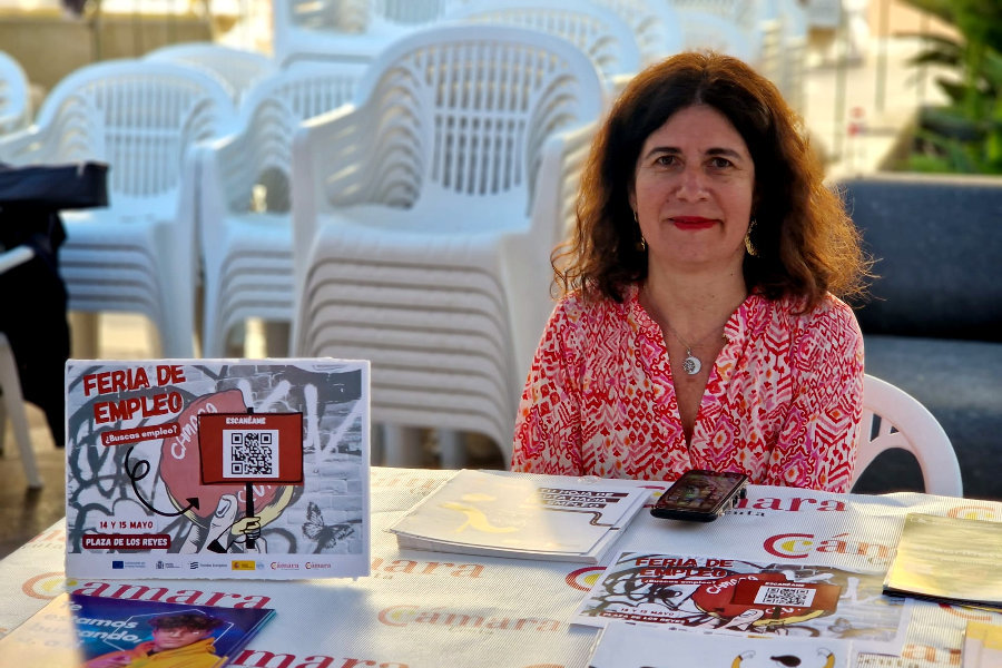  Mª Ángeles Jiménez, responsable de Inserta Empleo, en el stand de la entidad en la VIII Feria de Empleo / Laura Ortiz 