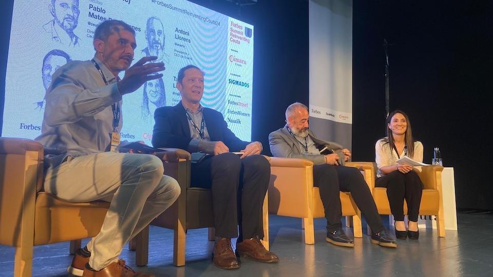  Por la izquierda, Pablo Matés, Jaime Gil Robles, Antoni Llorens y Tania López, en el Forbes Summit Reinventing Ceuta. 