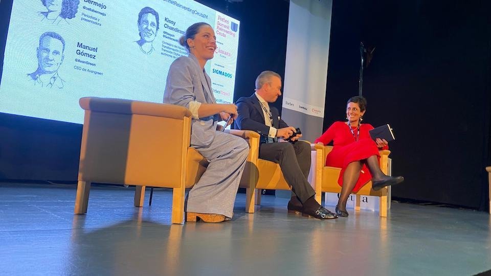  Un momento de la mesa redonda con Manuel Gómez y Kissy Chandiramani en el Forbes Summit Reinventing Ceuta. 