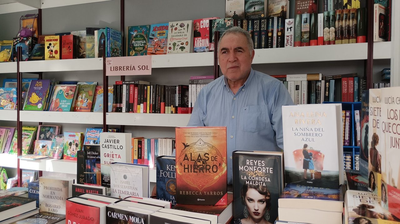 Pepe Bentolila, de la Librería Sol, en la Feria del Libro de Ceuta (S.I.)