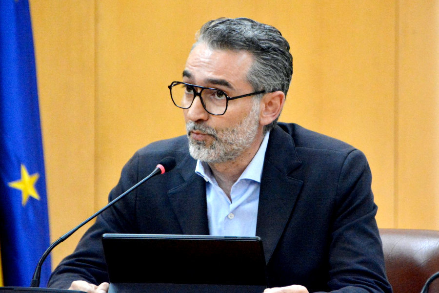  Sebastián Guerrero, portavoz del PSOE, durante su intervención este miércoles en el Pleno / Alejandro Castillo 