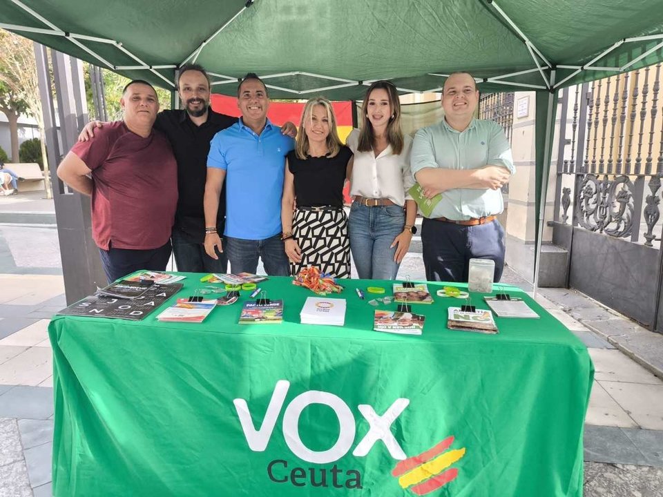 Mesa de propaganda electoral de Vox en la Plaza de los Reyes (CEDIDA)