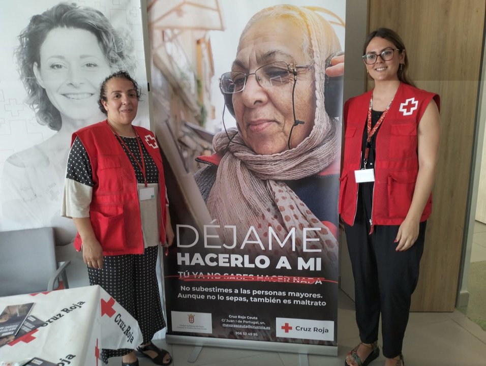 La directora de Inclusión Social de Cruz Roja, Rabea Mohamed, (izqda) y la técnico del programa en favor de lso mayores Ana de Torres (C.A.)