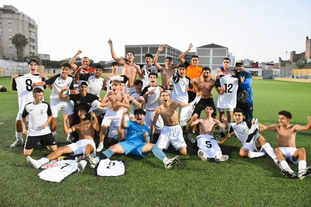 Los jugadores del Deportivo Ceutí celebran su victoria (RFFCE)