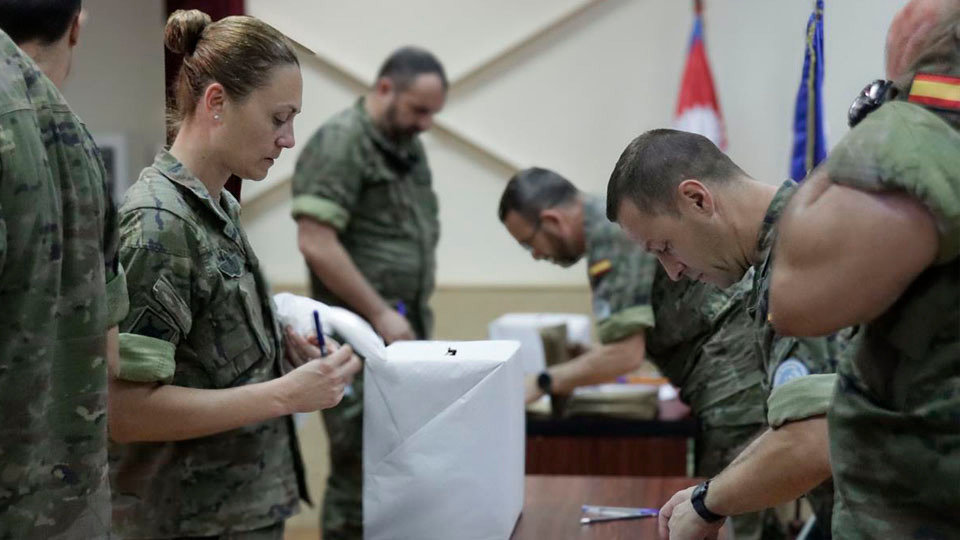 Militares destacados en el exterior ejercen su derecho al voto (MONCLOA)