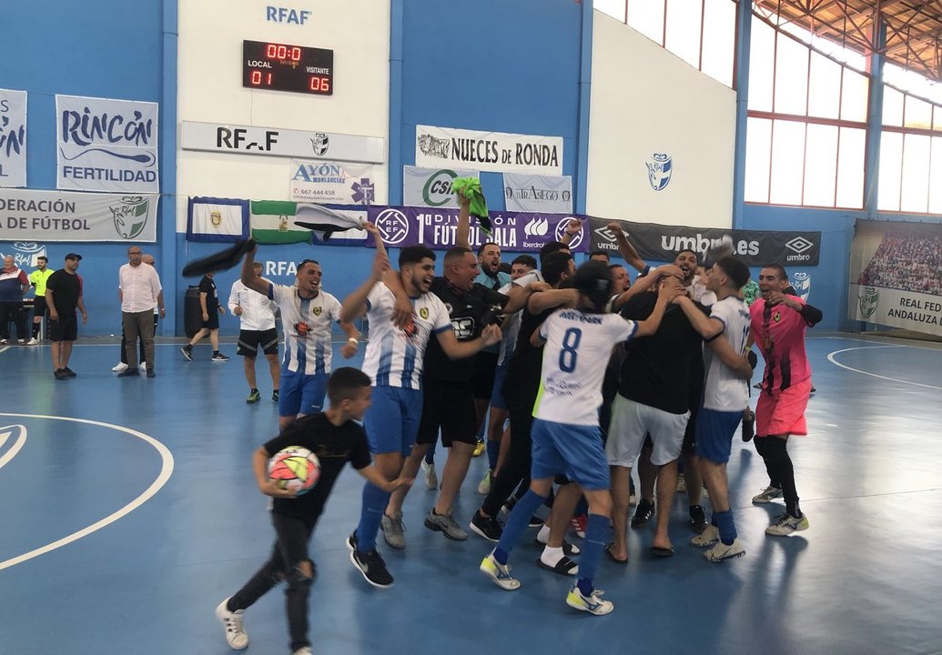 Los jugadores ceutíes celebran la victoria en la cancha (RFFCE)