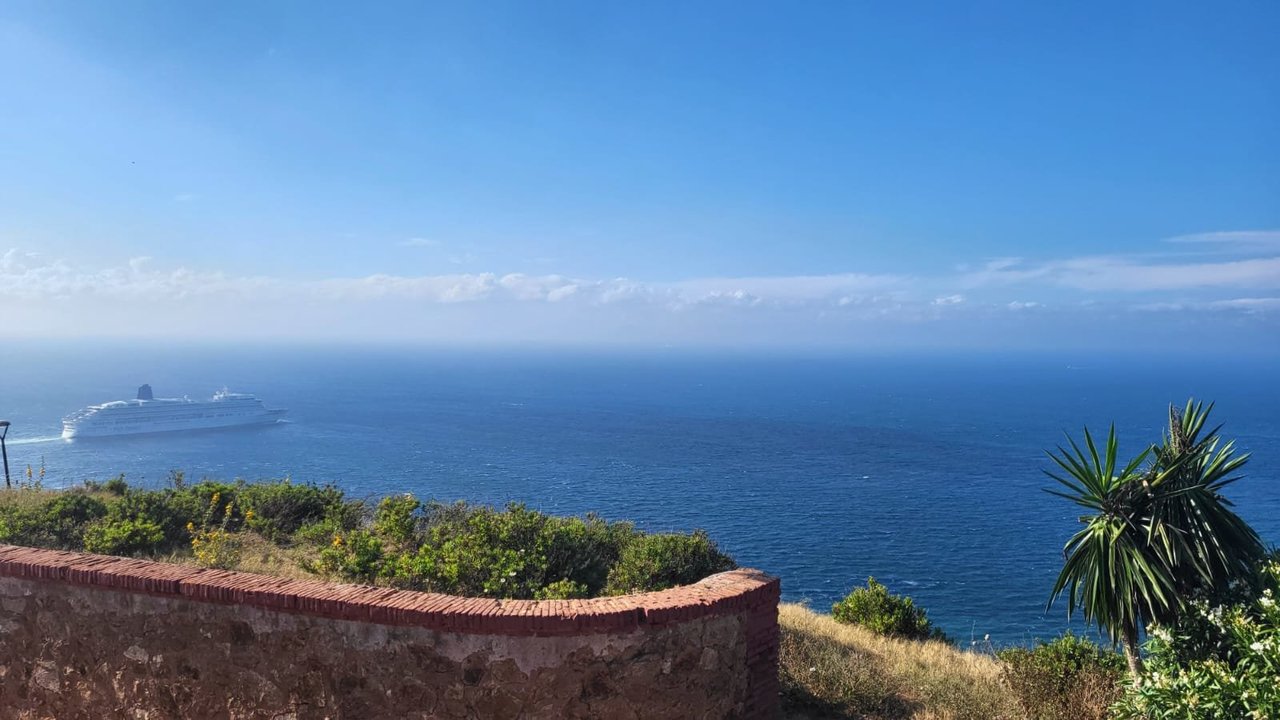 El crucero 'Aurora' abandonado el Puerto de Ceuta