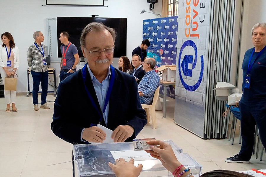  Juan Vivas ejerce su derecho al voto / César Martín 