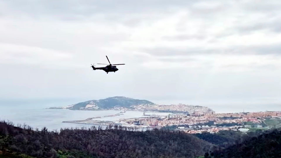 Un helicóptero del BHELMA VI sobrevuela el cielo de Ceuta (COMGECEU)