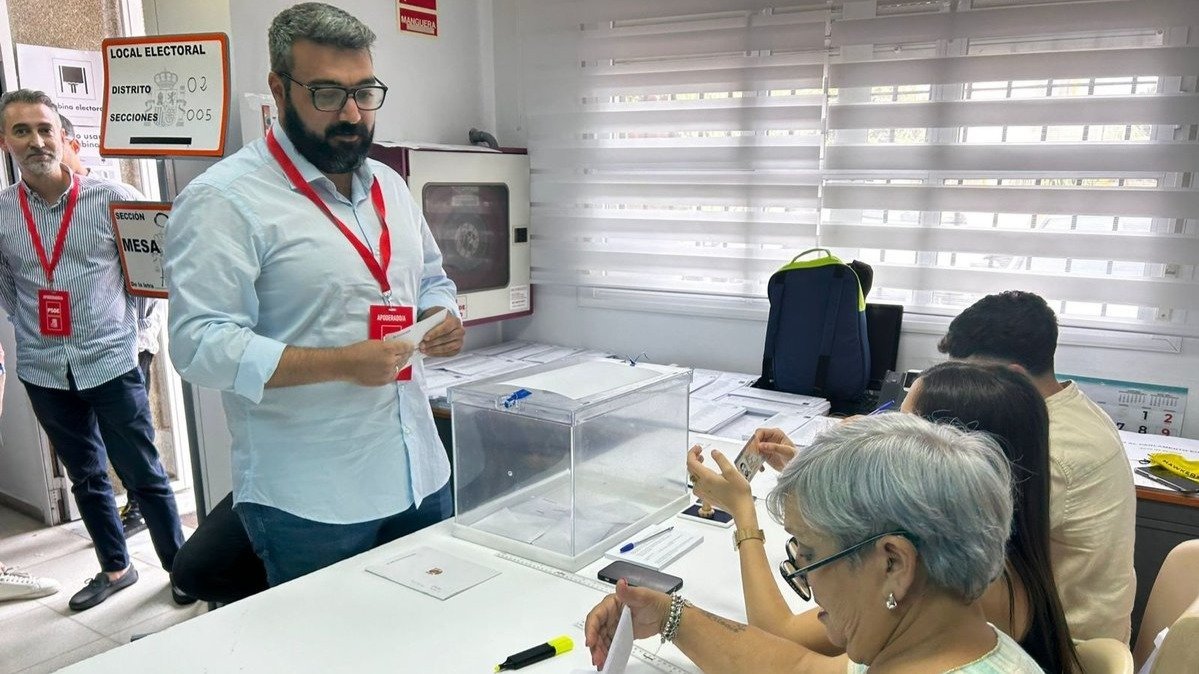 Melchor León vota en su colegio electoral
