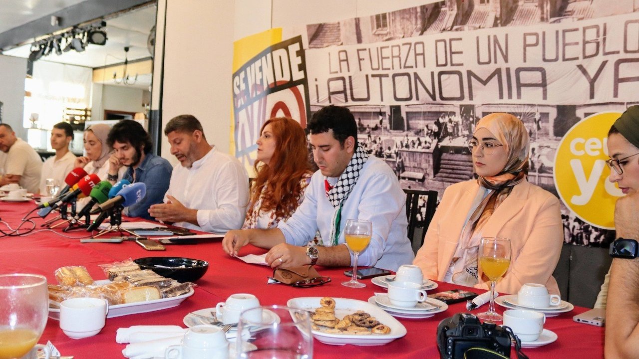 El líder de Ceuta Ya!, Mohamed Mustafa, acompañado por sus colaboradores más cercanos Julia Ferreras, Muad Ayadi y Julio Basurco