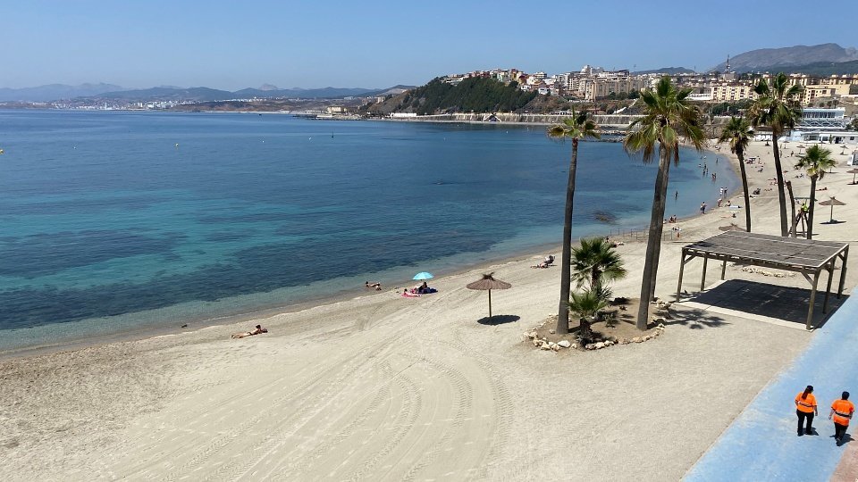 Playa de la Ribera este viernes, sin redes antimedusas