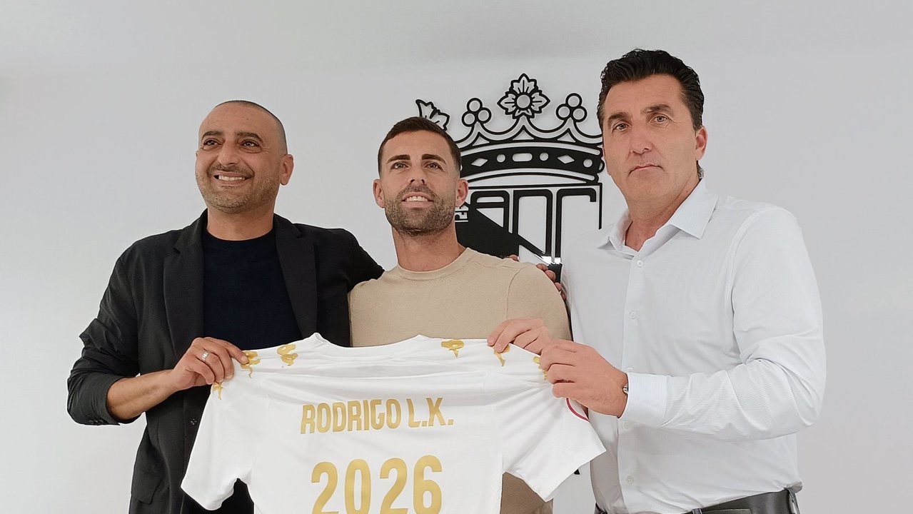 Rodri Ríos y el AD Ceuta FC sellan un acuerdo que extiende la permanencia del goleador en el equipo caballa