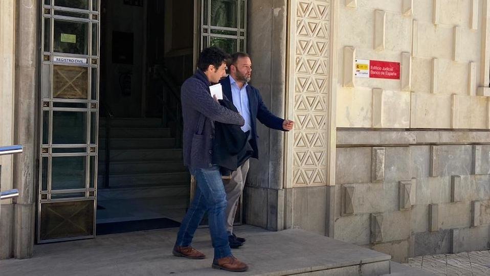  José Manuel González Navarro saliendo del juzgado junto a su abogado. (Archivo) 