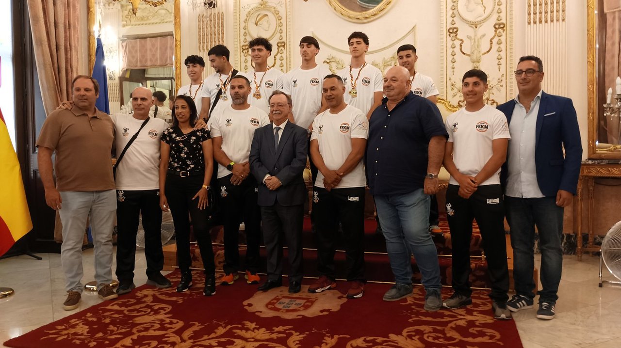 recepción de Juan Vivas a los ceutíes que participaron en el Campeonato de España de Muay Thai y Kickboxing