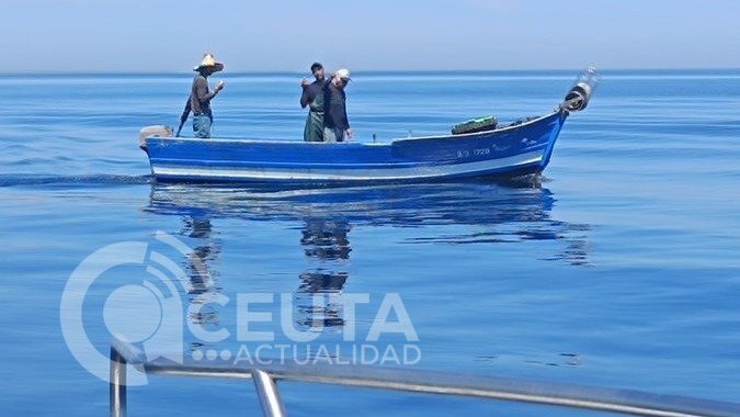 Embarcación marroquí pescando con palangre en aguas de Ceuta (CECAM)