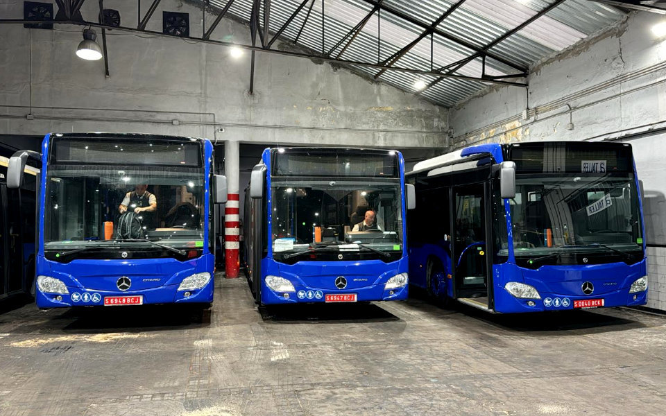  Los nuevos autobuses ya están en Ceuta pero aún no pueden funcionar 