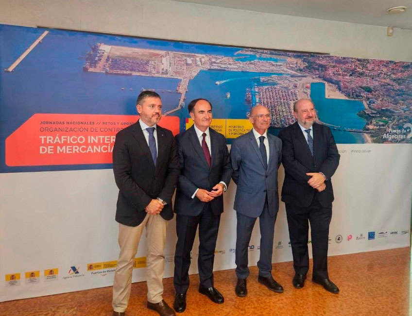 Doncel, primero por la izquierda, junto a los presidentes de los puertos de Algciras, Málaga y Melilla (CEDIDA)