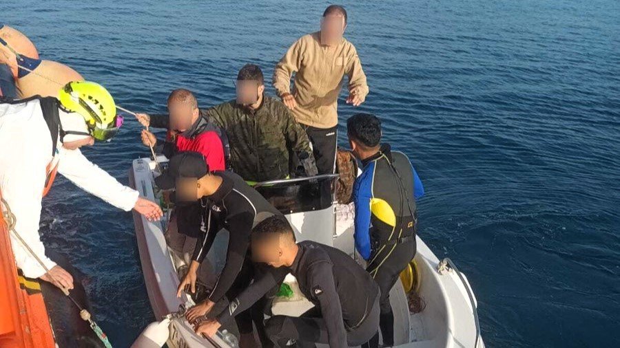 Los jóvenes, rescatados en la Bahía Sur, han sido trasladados al puerto por la 'Atria' (Salvamento Marítimo)