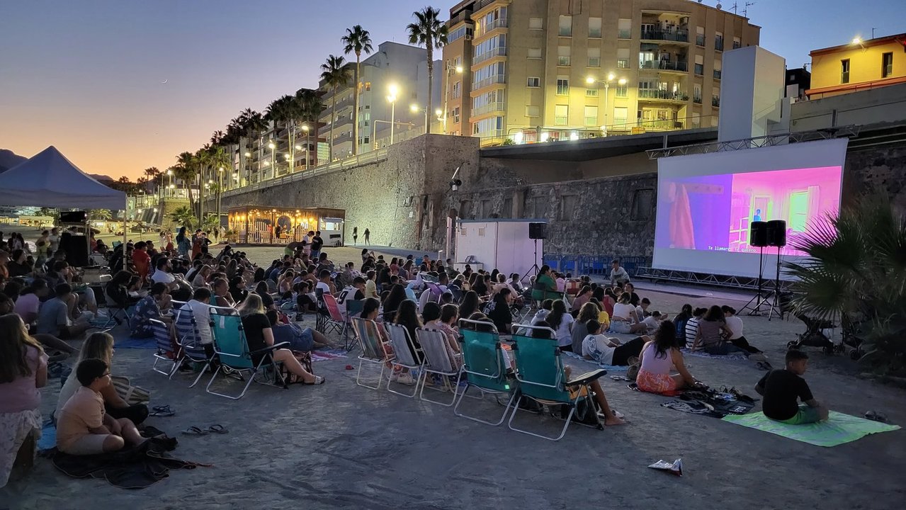 cine al aire libre en la playa de la Ribera