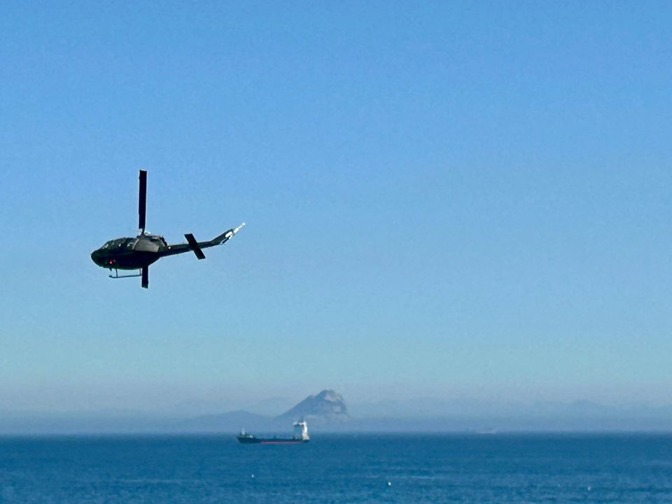 Uno de los helicópteros del BHELMA VI sobrevuela este miércoles Ceuta (M.Z.)