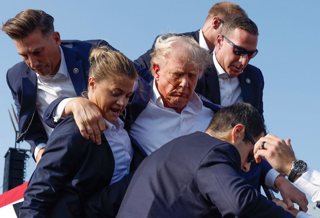 Agentes del Servicio Secreto sacan a Trump del escenario. Anna Moneymaker/Getty Images
