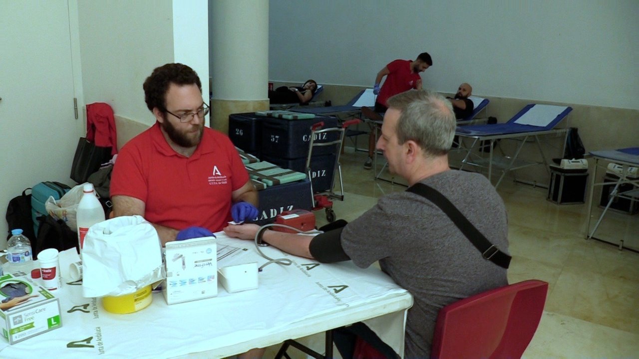 Un donante se somete a la extracción de sangre (A. BAUTISTA)