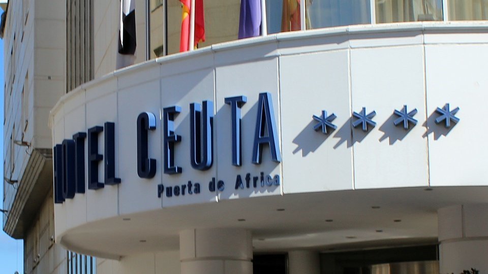  Puerta principal del Hotel Puerta de África. 