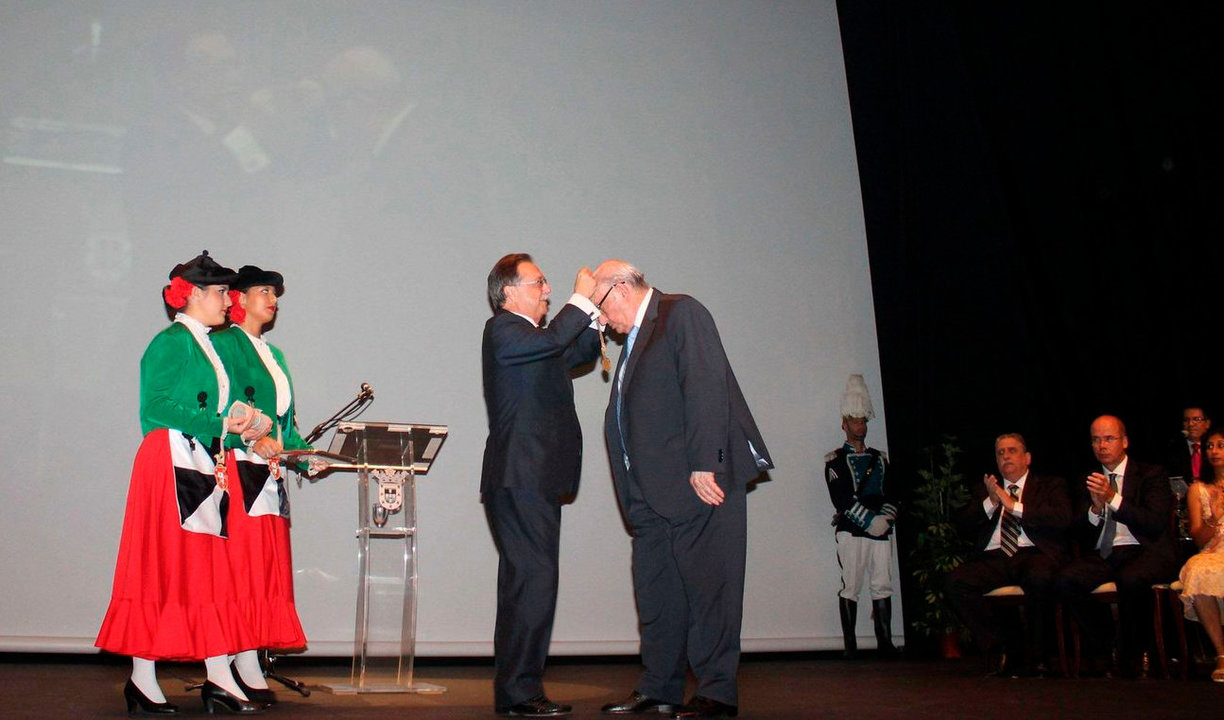 Antonio Cruces recibe la Medalla de la Ciudad de manos de Juan Vivas en 2017 (C.A./ARCHIVO)