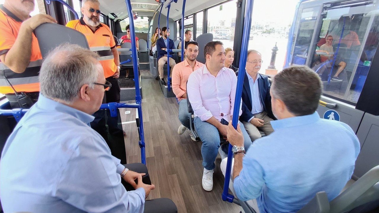 Ramírez, sentado junto a Vivas, en el viaje inaugural de un nuevo autobús del servicio municipal (C.A./ARCHIVO)
