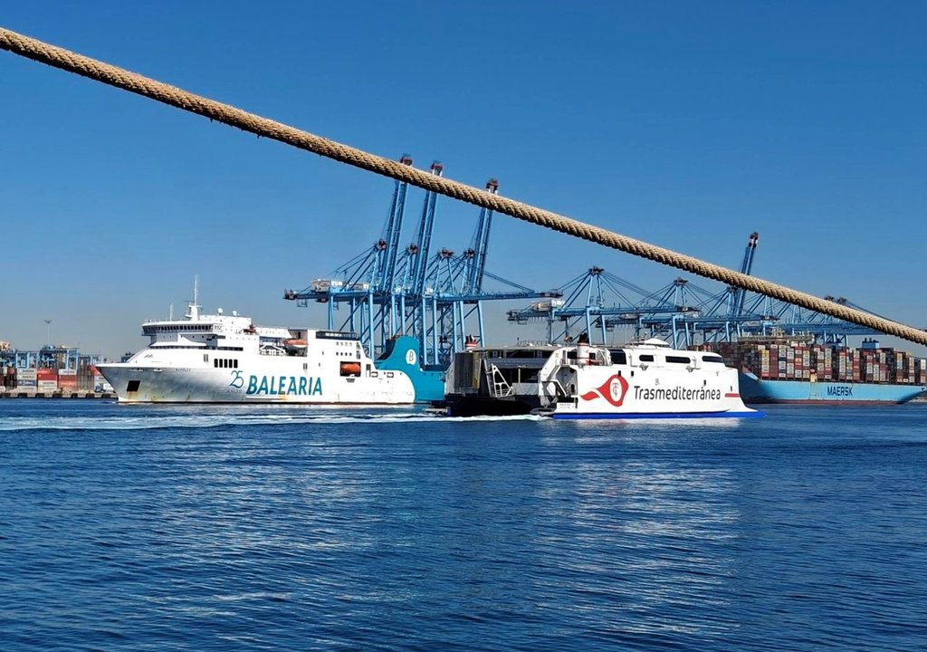 Dos de los ferris que cubren el servicio del Estrecho, en el puerto de Algeciras (APBA)
