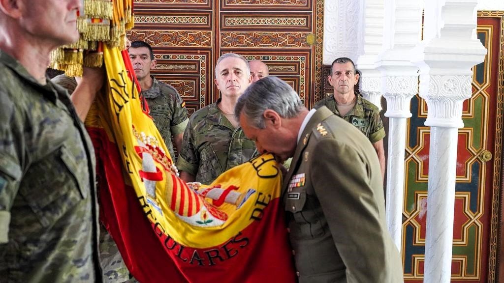 El coronel Jesús Ángel García Lidón se despide de la Bandera de Regulares su primera unidad de destino