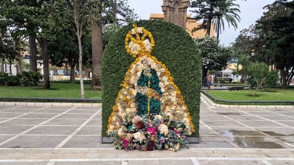 Figura floral de la Patrona de Ceuta adorna la Plaza de África