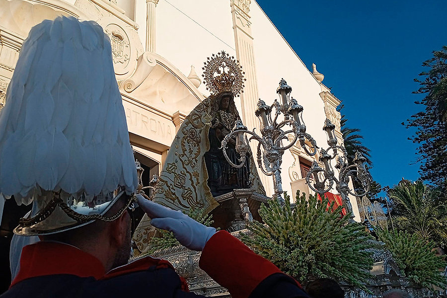  Ofrenda floral a la Virgen de África / César Martín 