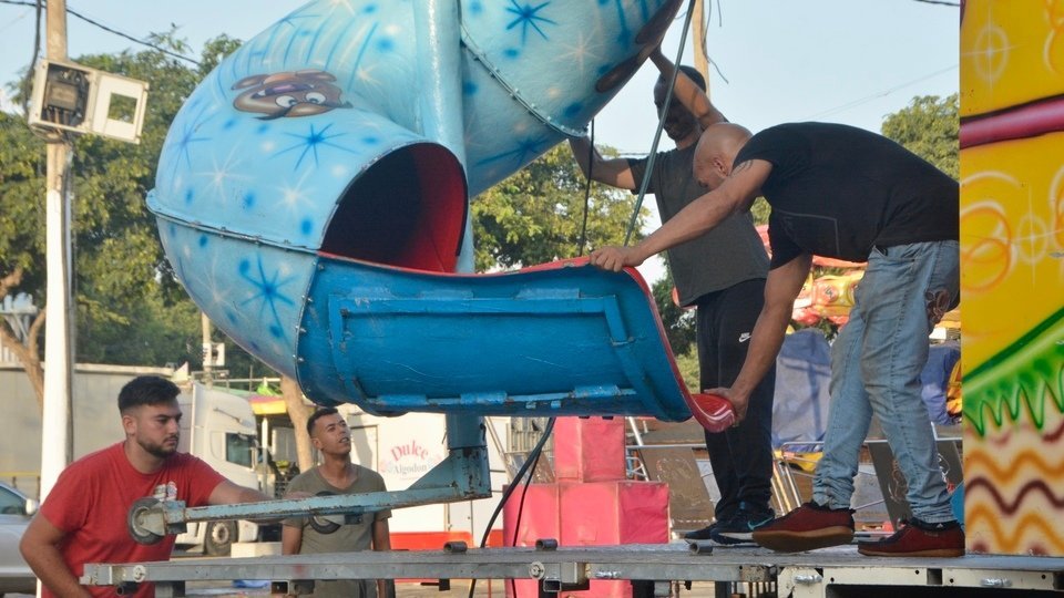  Una cuadrilla de feriantes, desmontando una de las atracciones del recinto ferial / A. Castillo 