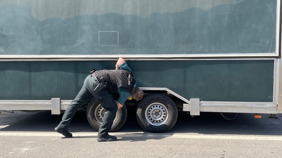  La Guardia Civil coloca el detector de latidos en un camión 