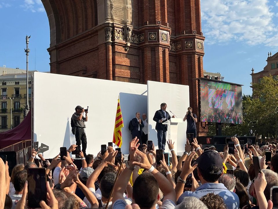 Carles Puigdemont, en el acto celebrado bajo el Arco del Triunfo en el parque de la Ciutadella de Barcelona (X)