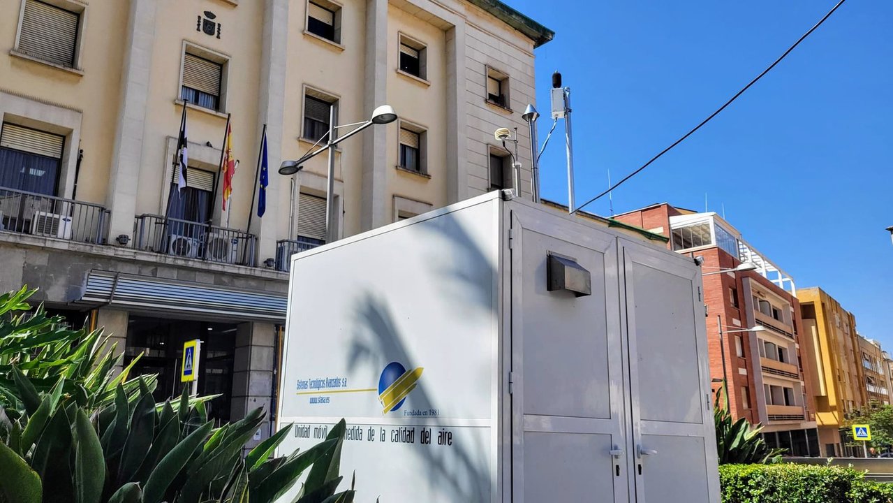 Unidad de medición de calidad del aire, instalada en la Plaza de los Reyes