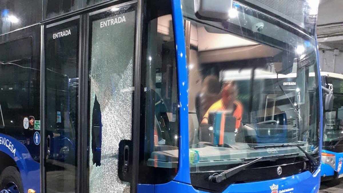 Autobús apedreado en la frontera (Cedida)