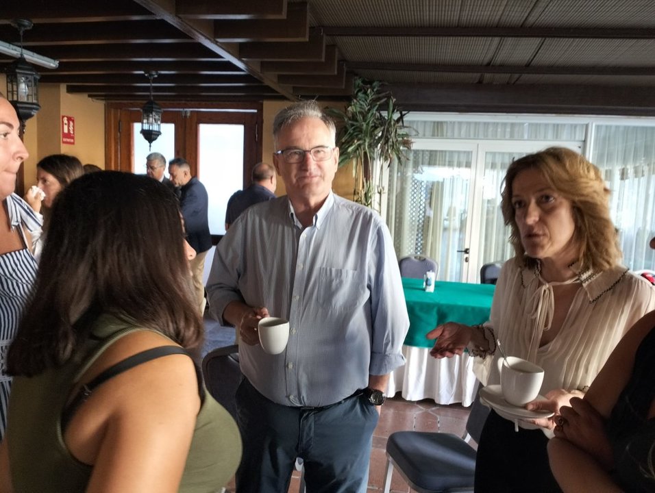 Jesús Lopera e Isabel Muñoz departen con los periodistas antes del inicio de la rueda de prensa (C.A.)